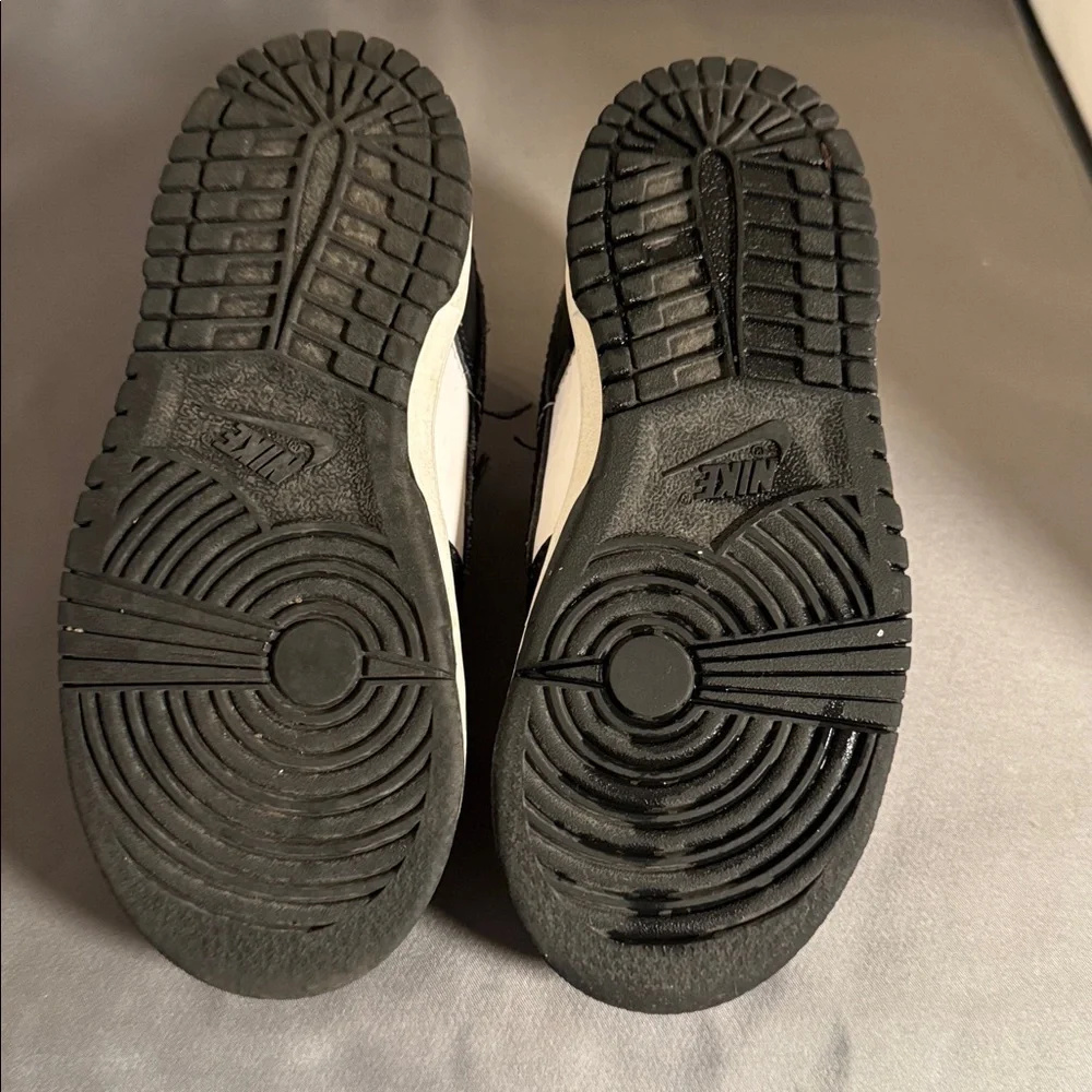 Nike Kids Black and White Sneakers‎ 9.5